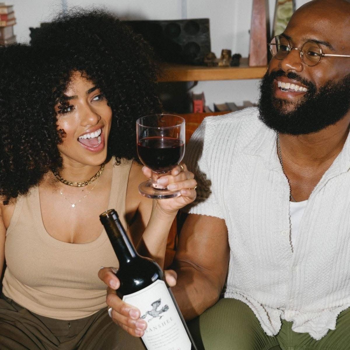 Deux invités avec du vin pendant la fête