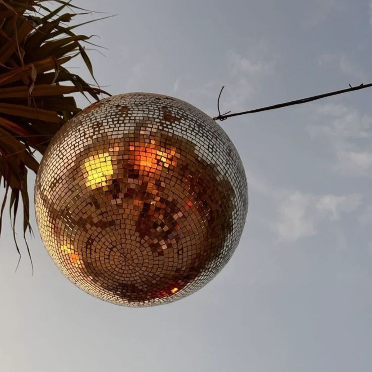 Boule à facettes au-dessus de la terrasse